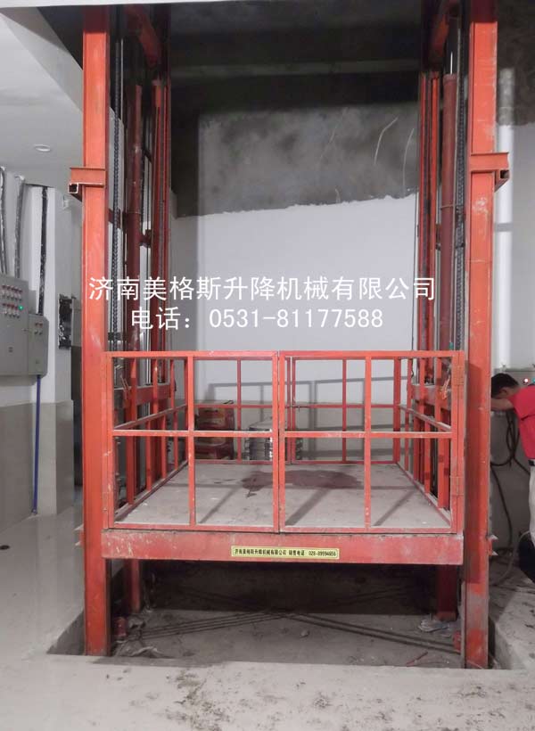 重慶名豪集團(tuán)購買的SJD2-5.5導(dǎo)軌式升降機