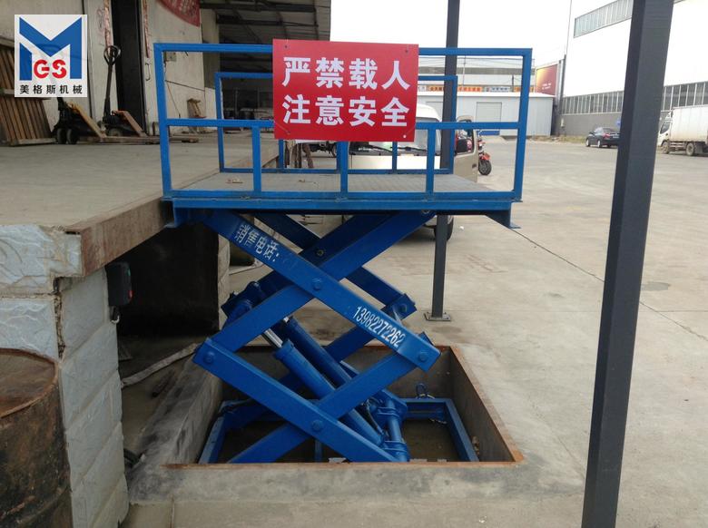 無軌道剪叉式升降機(jī)