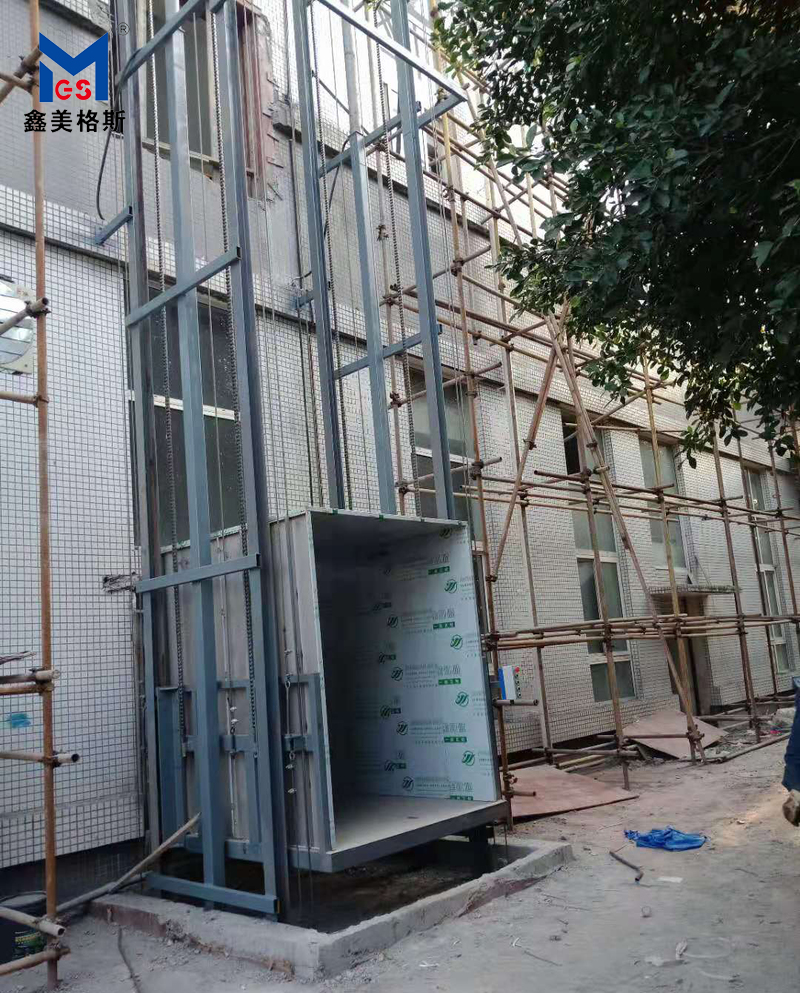 花派制衣有限公司在我司訂購1臺(tái)升降平臺(tái)